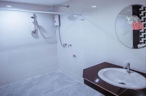 Vatchara Northgate Hotel Nakhon Sawan Bagian luar foto