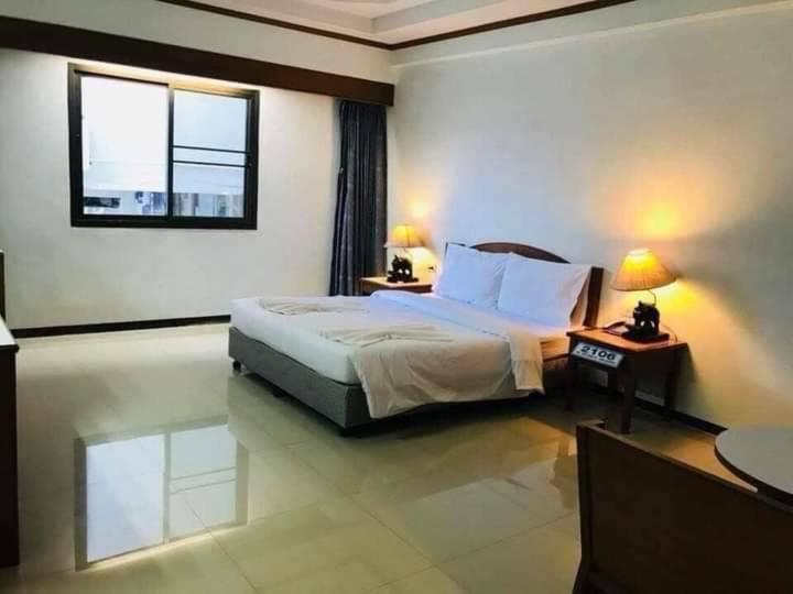 Vatchara Northgate Hotel Nakhon Sawan Bagian luar foto