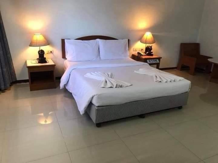 Vatchara Northgate Hotel Nakhon Sawan Bagian luar foto