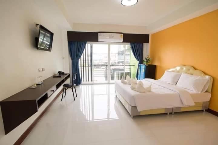 Vatchara Northgate Hotel Nakhon Sawan Bagian luar foto