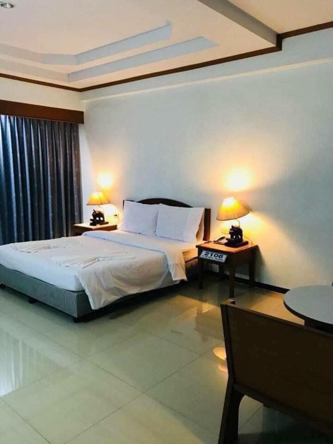 Vatchara Northgate Hotel Nakhon Sawan Bagian luar foto