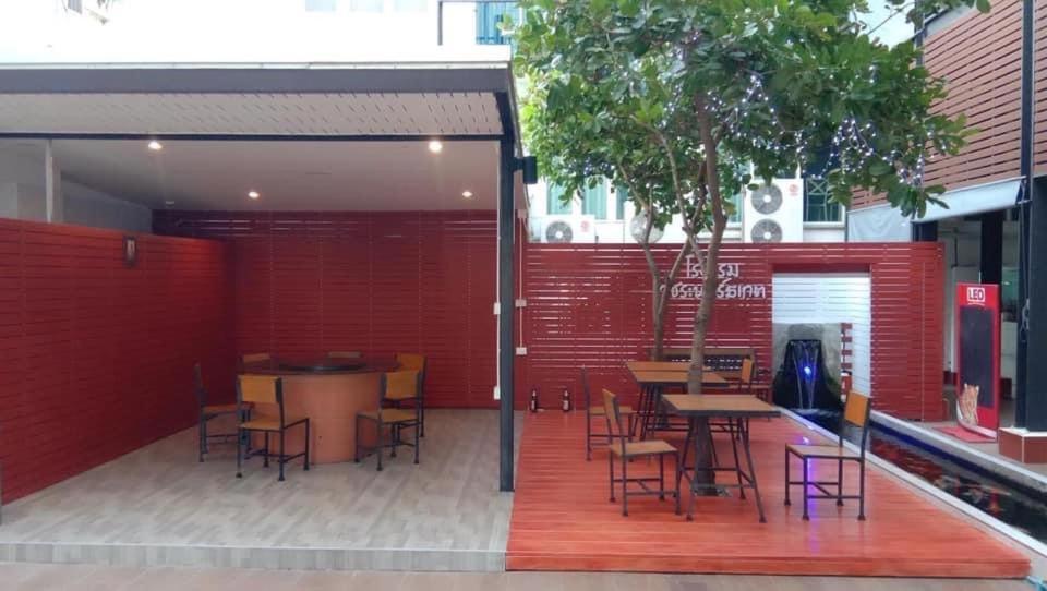 Vatchara Northgate Hotel Nakhon Sawan Bagian luar foto