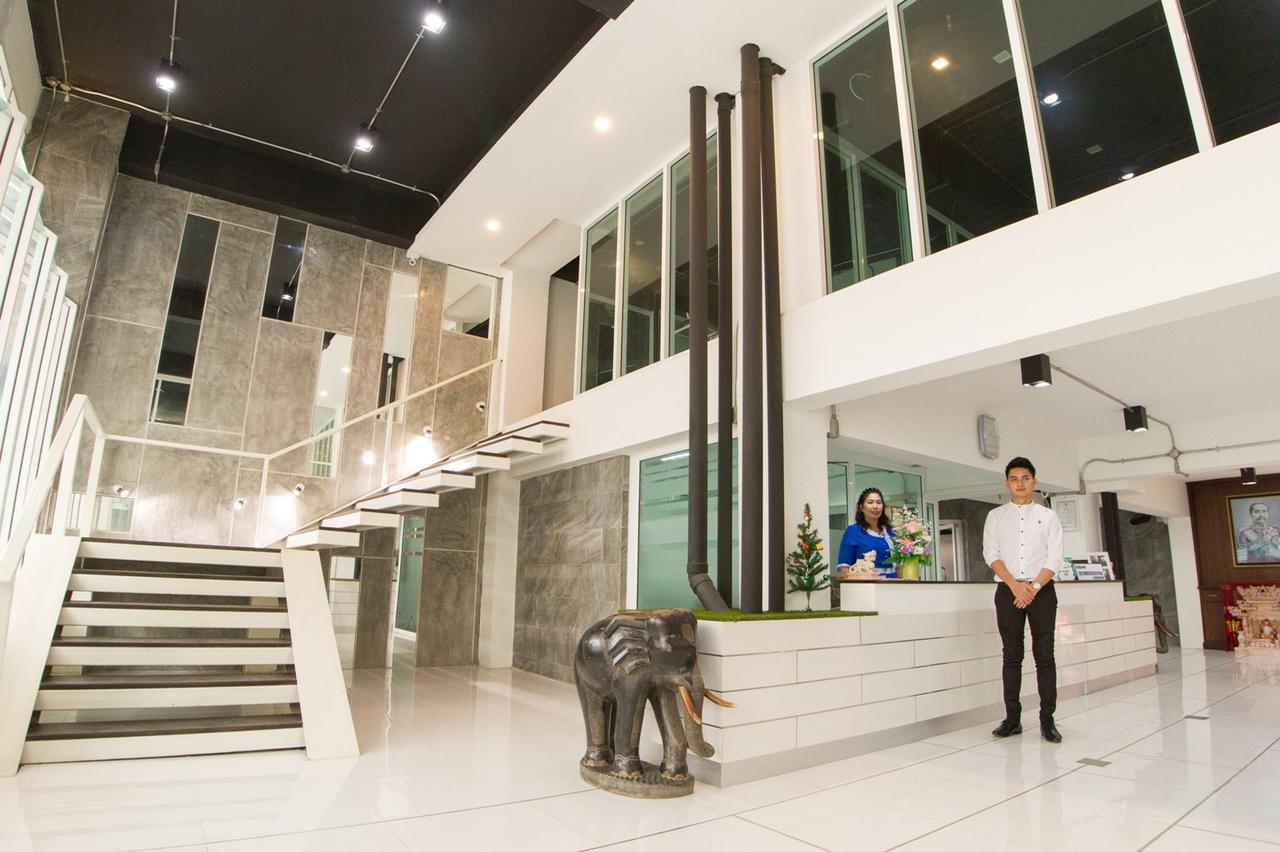 Vatchara Northgate Hotel Nakhon Sawan Bagian luar foto